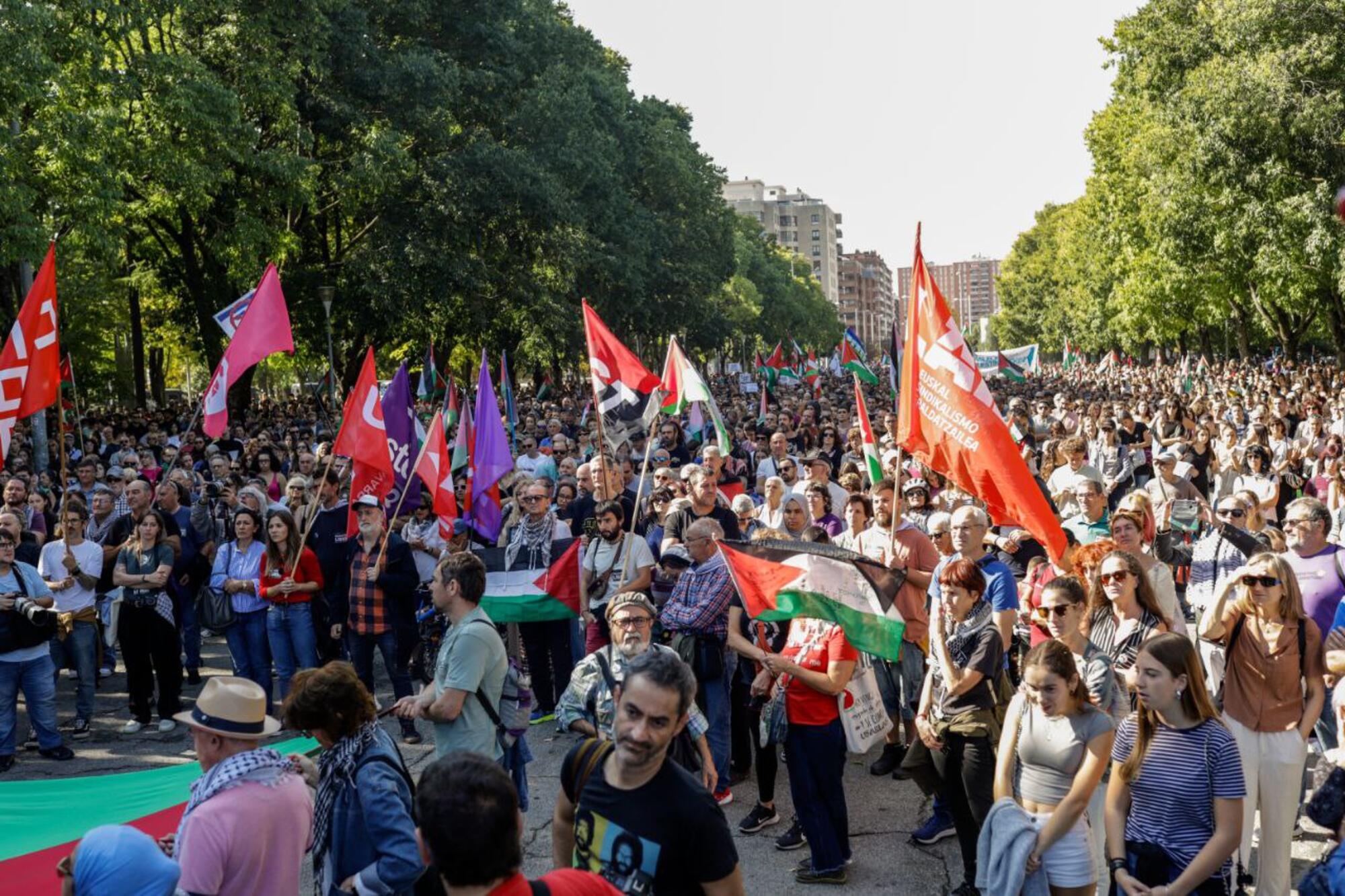 Concentración frente a la sede del PSE en Bilbao.